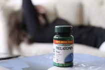 Melatonin: Hormone giúp ngủ và giảm đau mãn tính hiệu quả