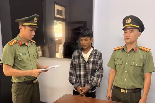 Bắt giam đối tượng ở Gia Lai nhận làm giấy phép lái xe giả