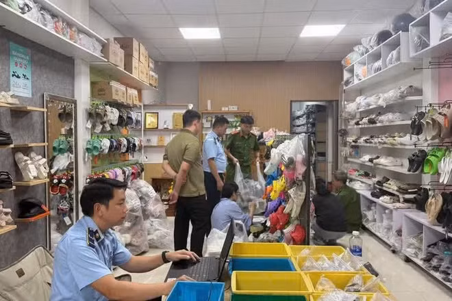 Khởi tố đối tượng bán gần 750 đôi dép giả nhãn CROCS