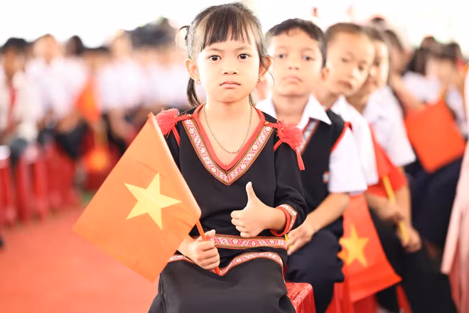 Đại diện UBND phường trao tiền hỗ trợ ngư dân. Ảnh H.Đại