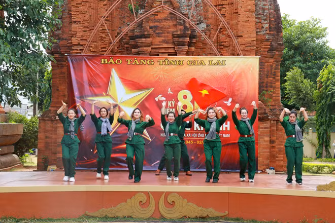 Đặc sắc "Giai điệu tự hào" tại Di tích Tháp Đôi mừng Quốc khánh 2/9