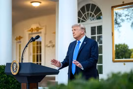 [VIDEO] Trump nổi giận đòi Fed hạ lãi suất 1% giữa tâm bão bầu cử Mỹ