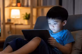 Cho con dùng điện thoại để 'ngoan', cha mẹ có thể đang hại con