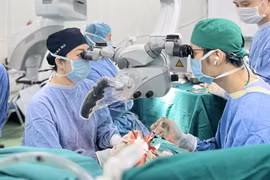 7 năm sống với nửa mặt bất động, chàng trai 26 tuổi đã cười trở lại