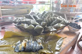 [GALLERY] Bánh chưng đen Bắc Hà có gì đặc biệt trong hương vị?