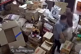 Va quệt vào chân người khác, nam nhân viên bị đánh trọng thương tại kho hàng