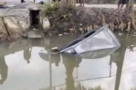 Ô tô lao xuống mương ở Hải Phòng, đôi vợ chồng không kịp thoát thân