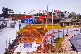 Xe đầu kéo lao qua dải phân cách, đâm trực diện xe chạy ngược chiều
