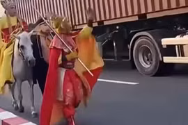 “Thầy trò Đường Tăng” đi bộ, cưỡi ngựa giữa đường đông xe ở TPHCM