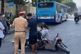 Xe máy va chạm xe buýt, em bé tử vong tại chỗ trên đường Nguyễn Trãi