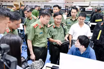 Bắt 4 người trong vụ lập trung tâm lừa đảo công nghệ cao