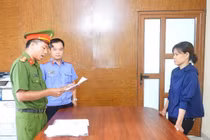 Khởi tố bị can trong vụ dùng vòi rửa xe gây thương tích cho người bán rau