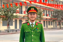 Đang đi chơi cùng gia đình, trung úy công an lao xuống hồ cứu 2 người