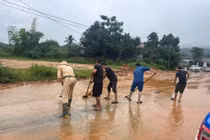 Mưa lớn khiến đất đá tràn kín mặt đường tỉnh lộ ở Phú Thọ