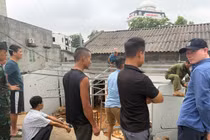 Mưa lớn làm sập tường nhà ở Phú Thọ, hai cháu nhỏ bị đè khi đang ngủ