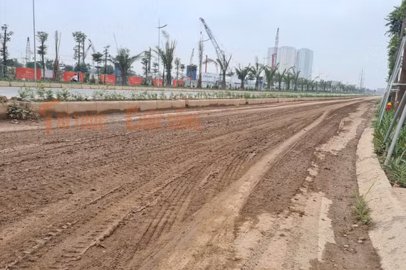 CSGT ‘phục kích’ xe chở đất từ dự án chung cư HH-2 rơi xuống đường