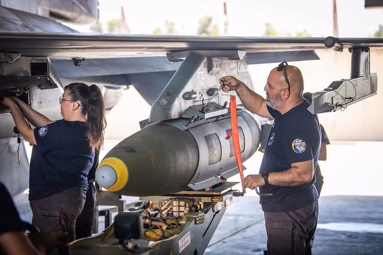 Một quả bom JDAM tiêu chuẩn trang bị cho máy bay F-16 của Israel. (IAF)