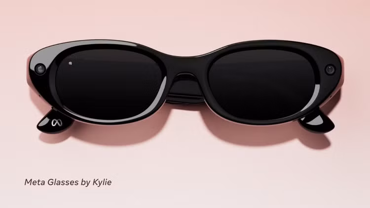 Meta Starfire với thiết kế dưới sự hợp tác cùng Kylie Jenner, nổi bật với kiểu dáng hình oval thanh mảnh