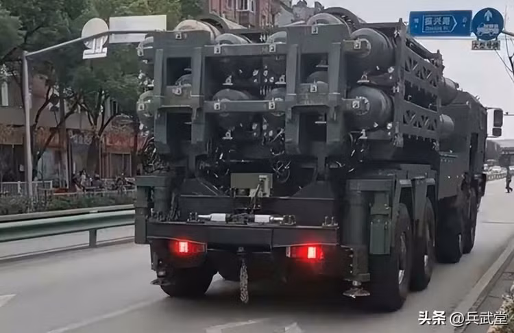 Cách bố trí các tên lửa trên thân có chút khác biệt so với S-350 của Nga.