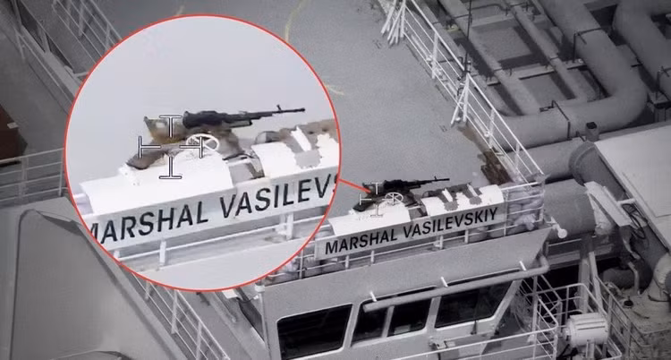 Hình ảnh cận cảnh một trong những khẩu súng máy hạng nặng trên cầu của tàu Marshal Vasilevskiy . PPA/Delfi Estonia.