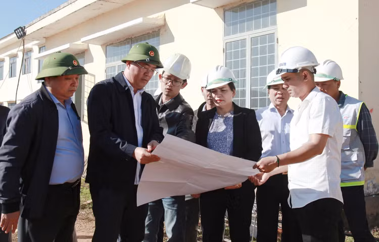 Đại diện chủ đầu tư và đơn vị liên quan thông tin về tình hình, kết quả thi công công trình cho Phó Chủ tịch Thường trực UBND tỉnh Y Ngọc. Ảnh: UBND tỉnh.