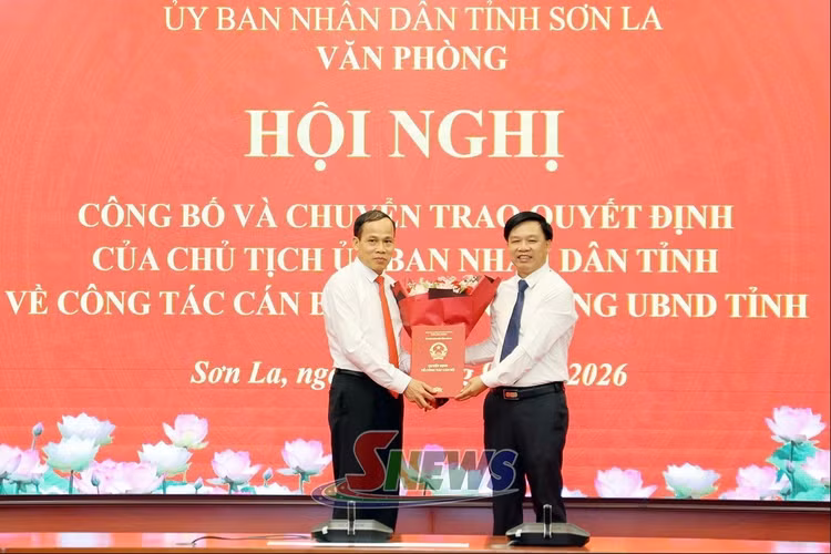 Trao quyết định bổ nhiệm cho ông Cầm Duy Hiệu (trái). Ảnh: Báo Sơn La