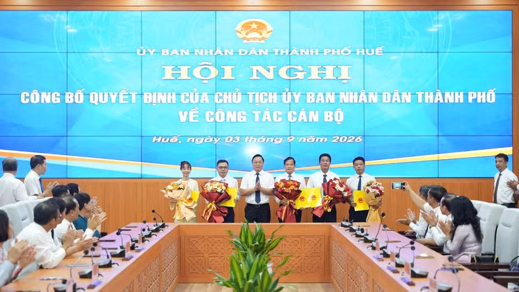 Chủ tịch UBND thành phố Huế Lê Trí Thanh trao quyết định bổ nhiệm Giám đốc và các Phó giám đốc Sở Văn hóa, Thể thao và Du lịch.