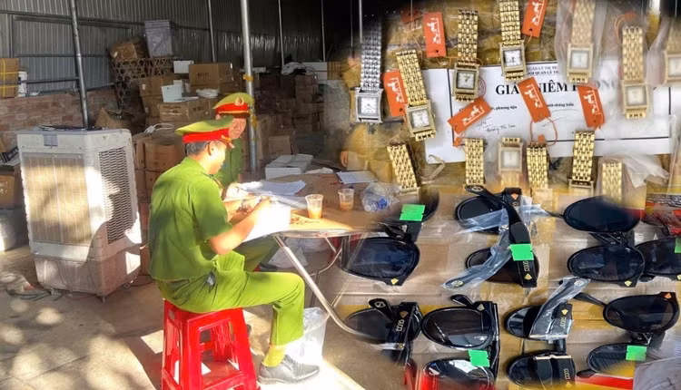 Hàng hoá kinh doanh giải các thương hiệu nổi tiếng bị lực lượng chức năng Quảng Ngãi phát hiện.