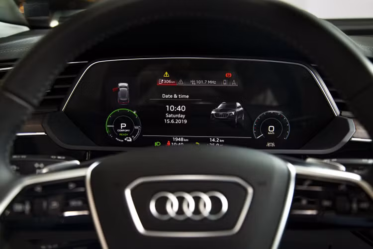 Audi lần đầu tiên trưng bày mẫu xe điện e-tron tại Việt Nam ảnh 7