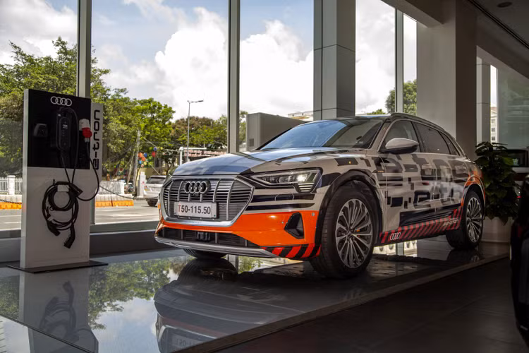 Audi lần đầu tiên trưng bày mẫu xe điện e-tron tại Việt Nam ảnh 2