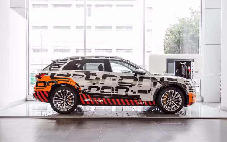 Audi lần đầu tiên trưng bày mẫu xe điện e-tron tại Việt Nam ảnh 15