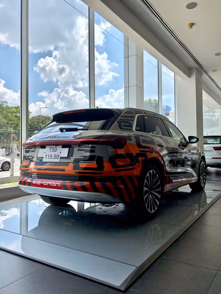 Audi lần đầu tiên trưng bày mẫu xe điện e-tron tại Việt Nam ảnh 1
