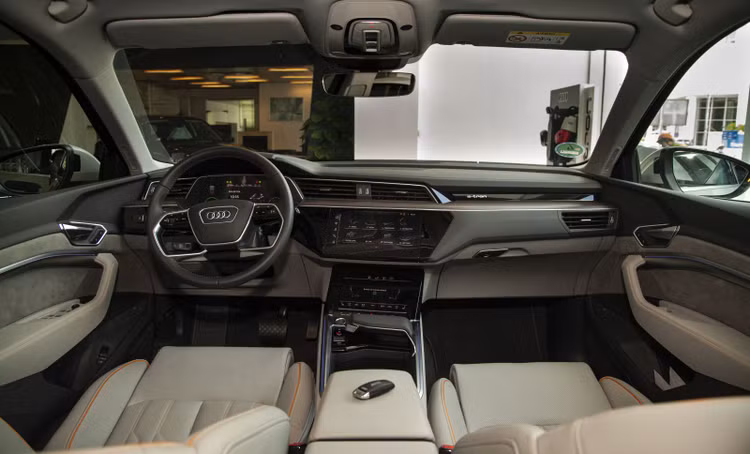 Audi lần đầu tiên trưng bày mẫu xe điện e-tron tại Việt Nam ảnh 5