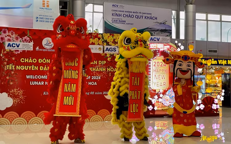 Chương trình múa lân đón chuyến bay đầu tiên đến Khánh Hòa vào sáng mùng 1 Tết - Ảnh: Phạm Giang.