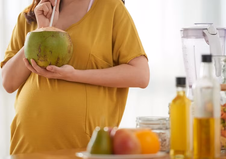 Thai phụ có thể uống nước dừa, tuy nhiên không nên lạm dụng.