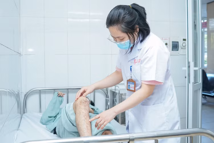 Bác sĩ thăm khám cho bệnh nhân - Ảnh: BVCC.