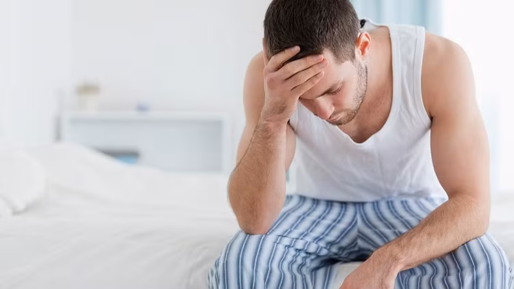 Bác sĩ tư vấn cho một bệnh nhân đang điều trị tại Khoa Nam học, Bệnh viện Trung ương Quân đội 108.