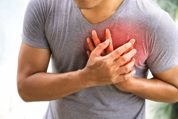Nhiều thói quen tưởng vô hại nhưng âm thầm “bóp nghẹt” trái tim bạn mỗi ngày. Ảnh: Istock