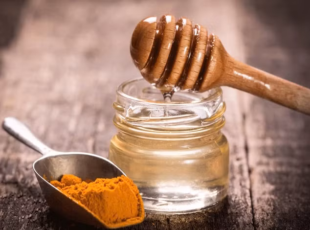 Áp dụng hỗn hợp mật ong và bột nghệ 2 lần mỗi tuần có thể giúp cải thiện quầng thâm dưới mắt. Áp dụng hỗn hợp mật ong và bột nghệ 2 lần mỗi tuần có thể giúp cải thiện quầng thâm dưới mắt.