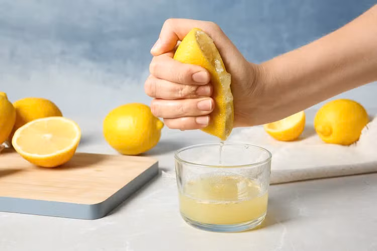 Tránh sử dụng trực tiếp chanh nguyên chất lên tóc và da đầu, bạn nên pha loãng nước cốt chanh với nước ấm để giảm độ axit. Tránh sử dụng trực tiếp chanh nguyên chất lên tóc và da đầu, bạn nên pha loãng nước cốt chanh với nước ấm để giảm độ axit.