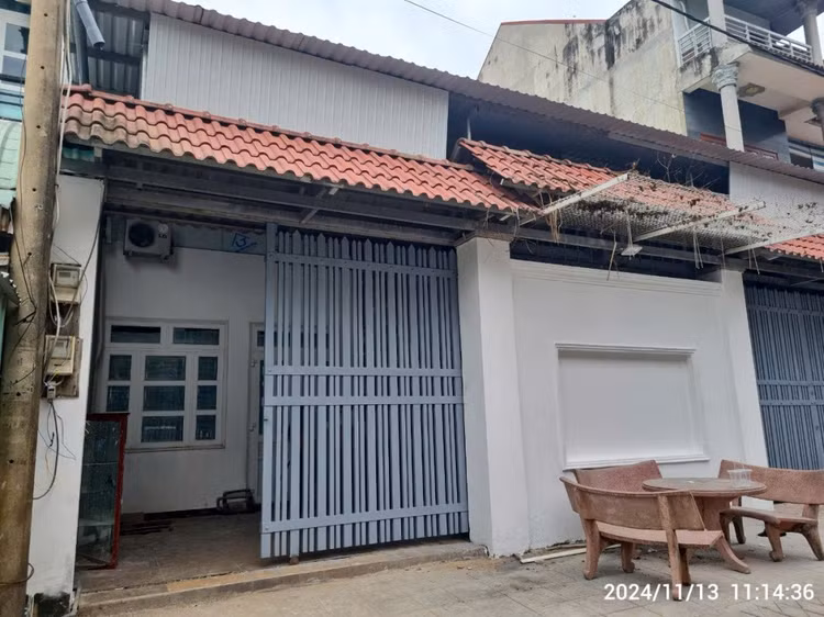 Căn nhà tại địa chỉ số 17-19 đường 225B phường Tân Phú, TP Thủ Đức không có biển hiệu và không có bảng tên địa chỉ nhà, bên trong căn nhà bố trí 01 dãy phòng làm khu nhà trọ lưu trú cho người bệnh ung thư - Ảnh: Sở Y tế TP HCM