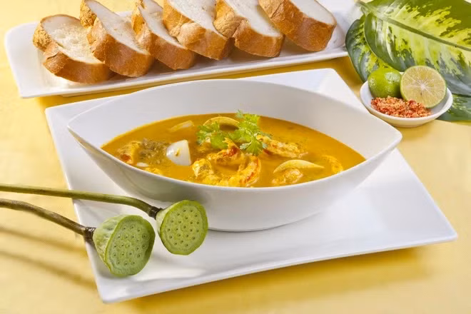 Cà ri tôm càng xanh là một món ăn sang trọng, hấp dẫn, kết hợp giữa vị ngọt tự nhiên của tôm càng xanh với hương vị đậm đà, béo ngậy của nước cốt dừa và gia vị cà ri. Ảnh: Ngọc Thạch.