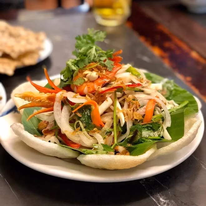 Gỏi cổ hũ dừa là món ăn vừa ngon, vừa bổ dưỡng với hương vị thanh mát, giòn ngọt tự nhiên từ cổ hũ dừa. Khi kết hợp cùng tôm, thịt ba chỉ, hoặc mực, món ăn này thêm phần đậm đà, hài hòa. Ảnh: Quynhu.joyn, brianna__dang.