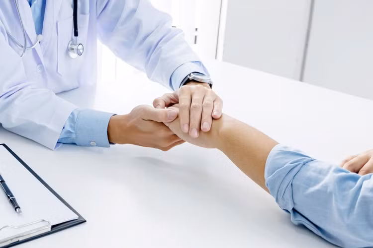 Người bệnh viêm tinh hoàn cần đến gặp bác sĩ để được thăm khám chuyên sâu và chỉ định phác đồ điều trị - Ảnh minh họa