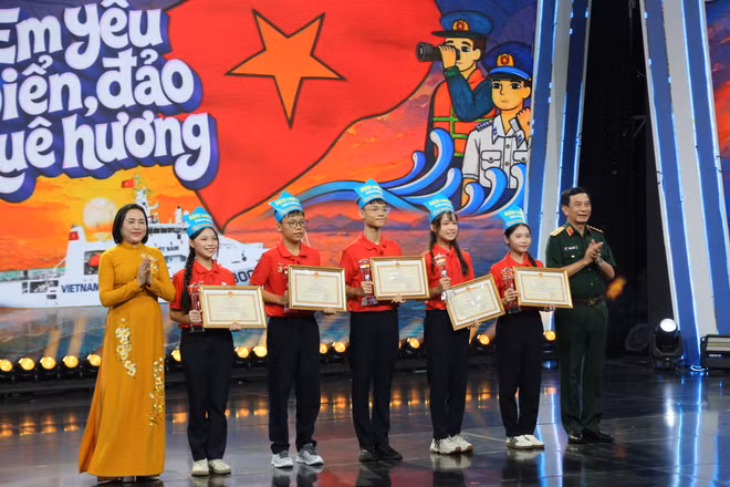 Đội Bạch Long Vĩ giành giải Nhất Cuộc thi “Em yêu biển, đảo quê hương”