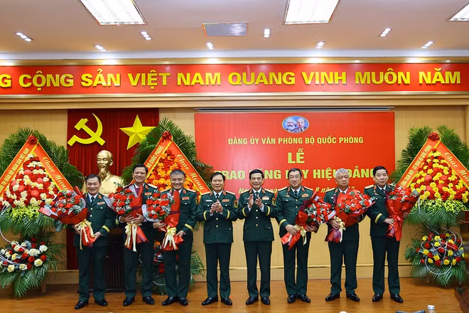 5 thứ trưởng Bộ Quốc phòng nhận Huy hiệu 35 tuổi Đảng