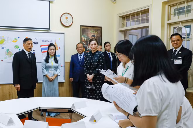 Nhà vua Thái Lan và Hoàng hậu thăm Trung tâm Ngôn ngữ, Văn hóa Thái Lan