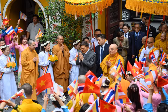 Nhà Vua Thái Lan và Hoàng hậu dự Lễ cầu an tại chùa Quán Sứ