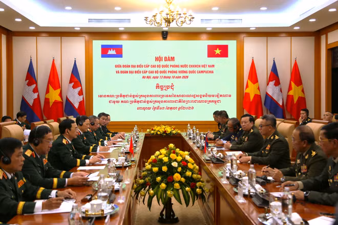 Đại tướng Phan Văn Giang hội đàm với Phó thủ tướng, Bộ trưởng Bộ Quốc phòng Campuchia