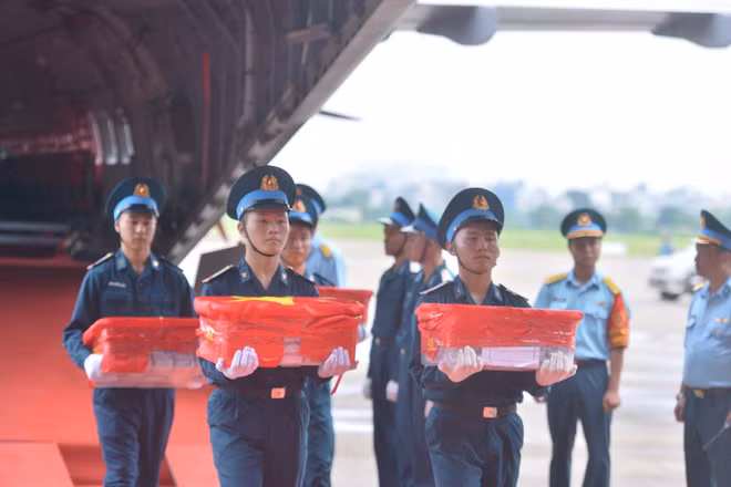 Máy bay không quân chở 7.104 mẫu sinh phẩm hài cốt liệt sĩ đã đến Hà Nội